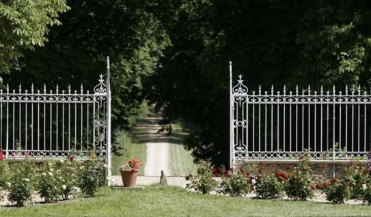 Chateau De Montbraye Parigne-l'Eveque Luaran gambar